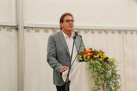 Foto (Jochen Henning/VGL Bayern): Hans Graf, Vizepräsident der IHK Niederbayern, bei seinem Grußwort auf der Jubiläumsveranstaltung der Firma Haderstorfer in Ergolding.