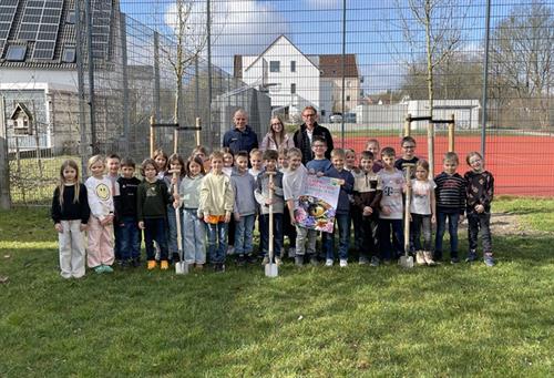 Grundschüler pflanzen Bäume in Berg