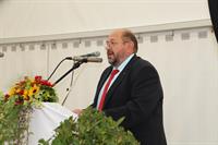 Foto (Jochen Henning/VGL Bayern): Gerhard Zäh, Präsident des Verbandes Garten-, Landschafts- und Sportplatzbau Bayern, bei seiner Rede auf der Jubiläumsveranstaltung der Firma Haderstorfer in Ergolding.