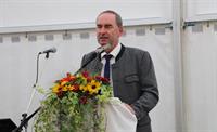 Foto (Jochen Henning/VGL Bayern): Hubert Aiwanger, Bayerischer Staatsminister für Wirtschaft, Landesentwicklung und Energie, bei seiner Festrede auf der Jubiläumsveranstaltung der Firma Haderstorfer in Ergolding.