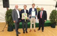 Foto (Jochen Henning/VGL Bayern), v.l.: Prof. Rudolf Walter Klingshirn, Direktor des Verbandes Garten-, Landschafts- und Sportplatzbau Bayern, Prof. Rudolf Haderstorfer, Johannes Haderstorfer und Gerhard Zäh, Präsident des Verbandes Garten-, Landschafts- und Sportplatzbau Bayern, bei den Feierlichkeiten anlässlich des 70-jährigen Firmenjubiläums des Traditionsbetriebes.