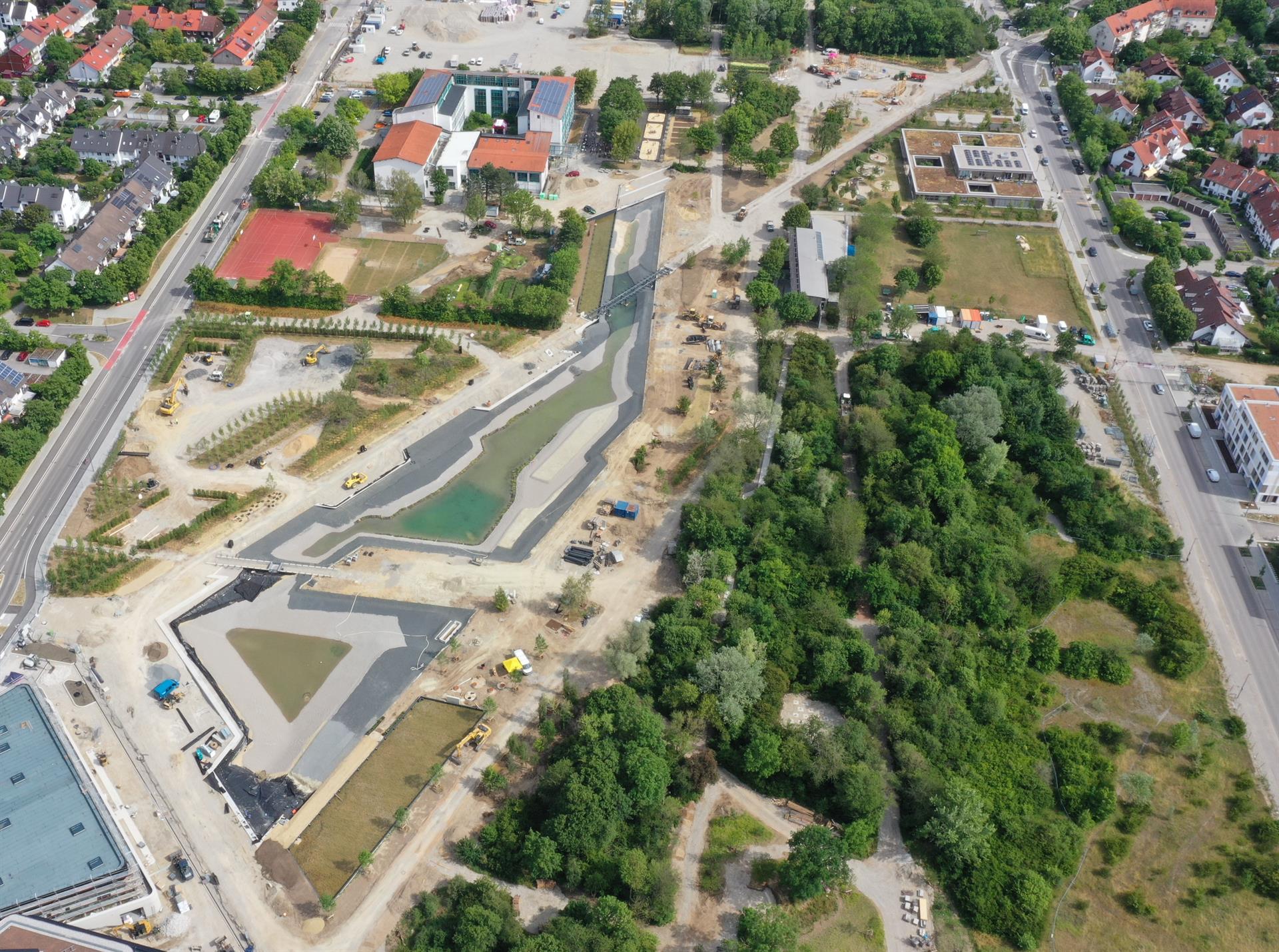 Foto (Schernthaner GmbH): Bauarbeiten am neuen Ortspark in Kirchheim bei München. Der Park wurde anlässlich der Landesgar-tenschau 2024 unter wesentlicher Mitwirkung der Firmen Schernthaner und May Landschaftsbau fertiggestellt. Seitdem kühlt er die Umgebung und erzeugt so ein angenehmes Lokalklima.