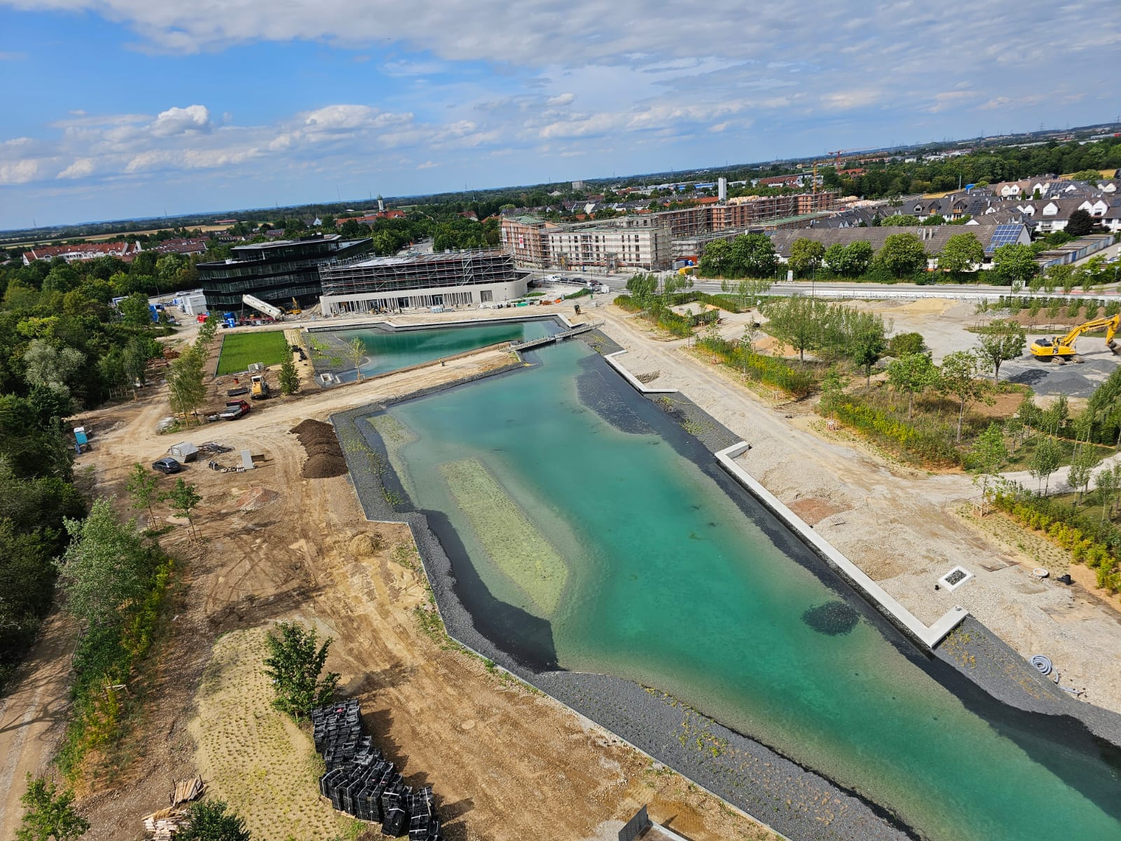 Zentraler Bestandteil des Ortsparks ist der Parksee. Schernthaner führte dafür umfangreiche Erd- und Betonarbeiten aus, installierte die Seetechnik, ein Wasserspiel und übernahm weitere Landschaftsbauarbeiten.